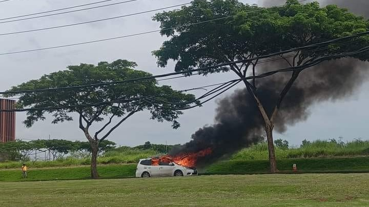 Mobil Grand Livina terbakar di BSB City, Kota Semarang, Rabu 24 Januari 2024. (Sumber: Navista - InfoSemarang.com)