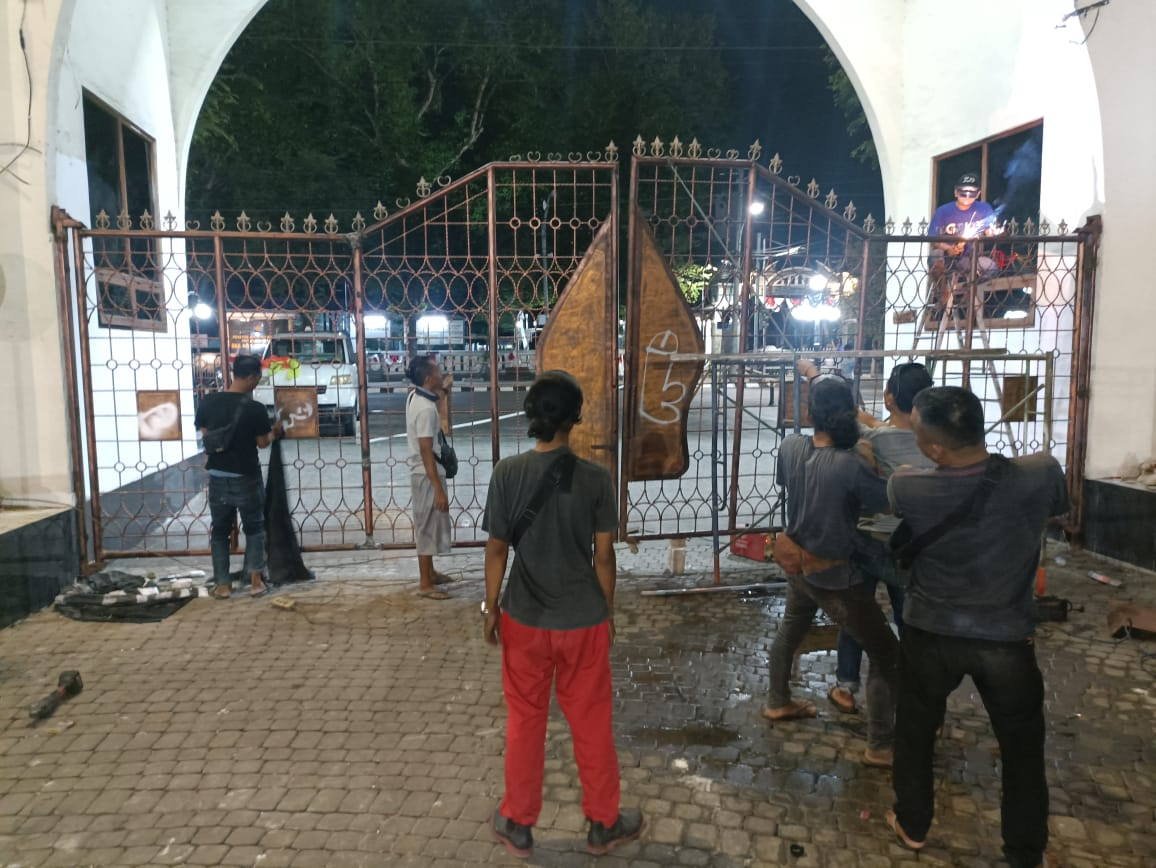 Pemkot Semarang membenahi fasilitas umum di Balaikota Semarang yang mengalami kerusakan akibat demo mahasiswa. (Sumber:  | Foto: Sakti)