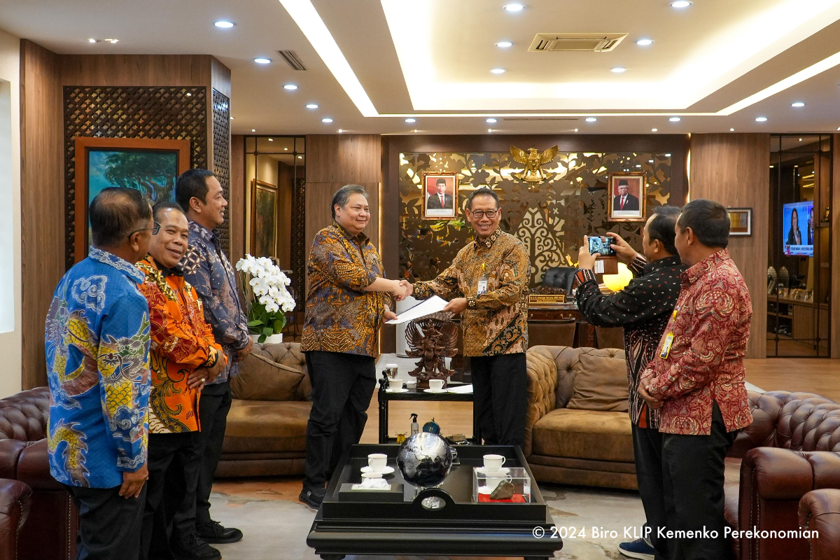 Rektor Unnes Prof. Dr. S Martono MSi menyerahkan Surat Keputusan tentang Dewan Penyantun. (Sumber: | Foto: Dok Unnes.)