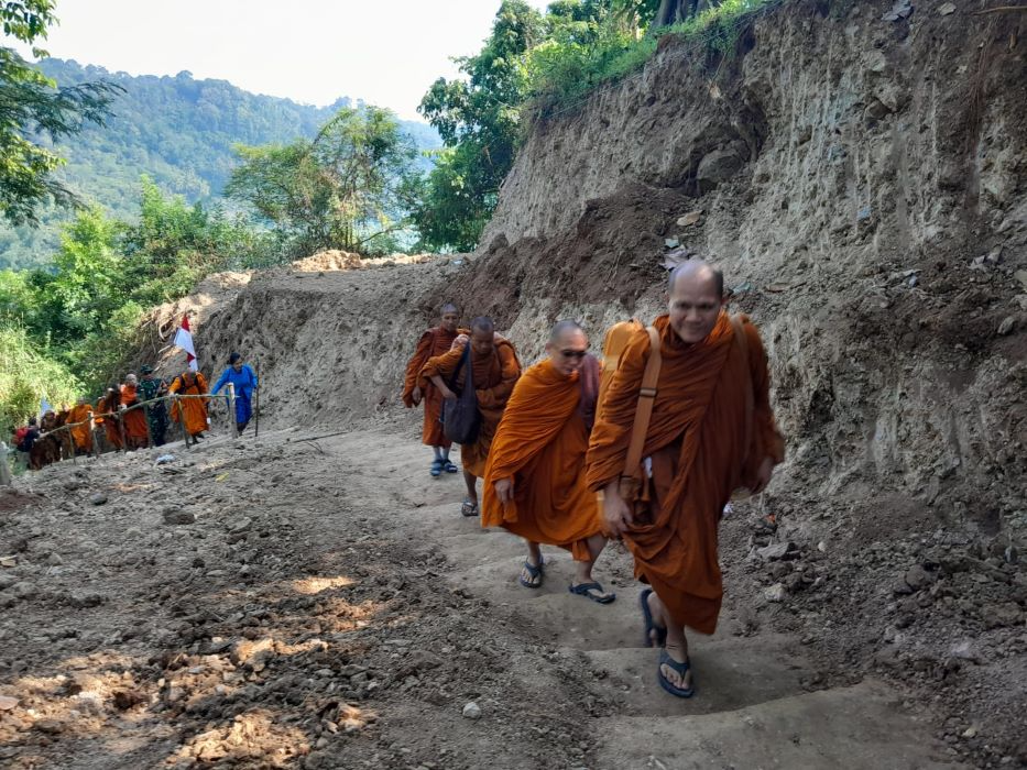 Sebanyak 43 Bhikkhu Thudong singgah di Semarang. (Sumber:  | Foto: Sakti Setiawan.)