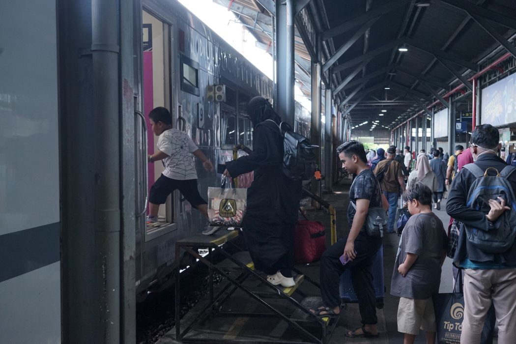 Penumpang KA di Stasiun Tawang. (Sumber: | Foto: sakti)
