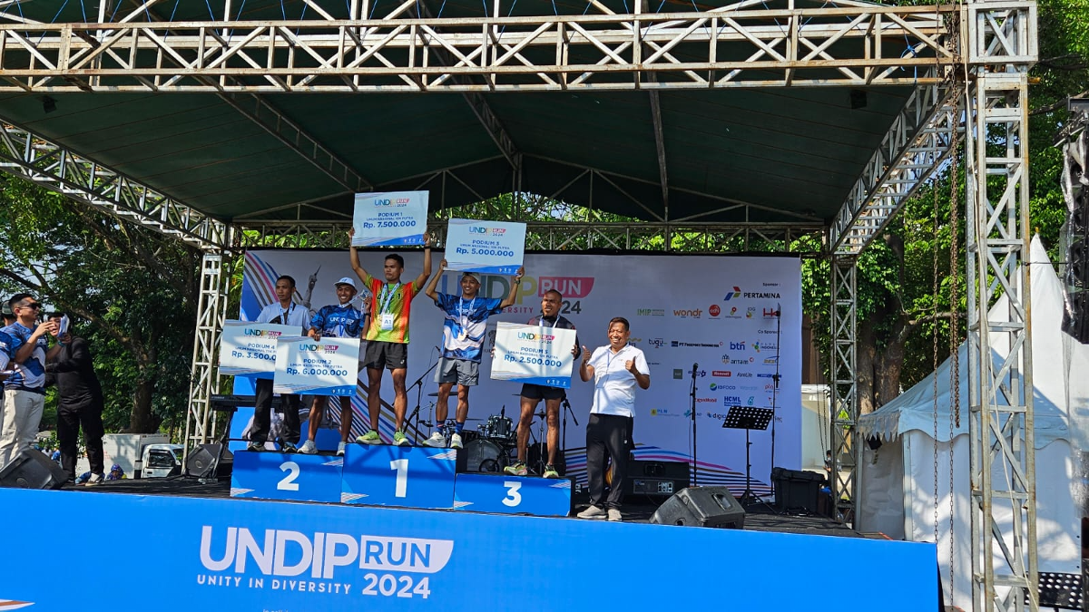 Rektor Undip Prof Suharnomo menyerahkan hadiah kepada juara  Undip Run 2024. (Sumber:  | Foto: Sakti)