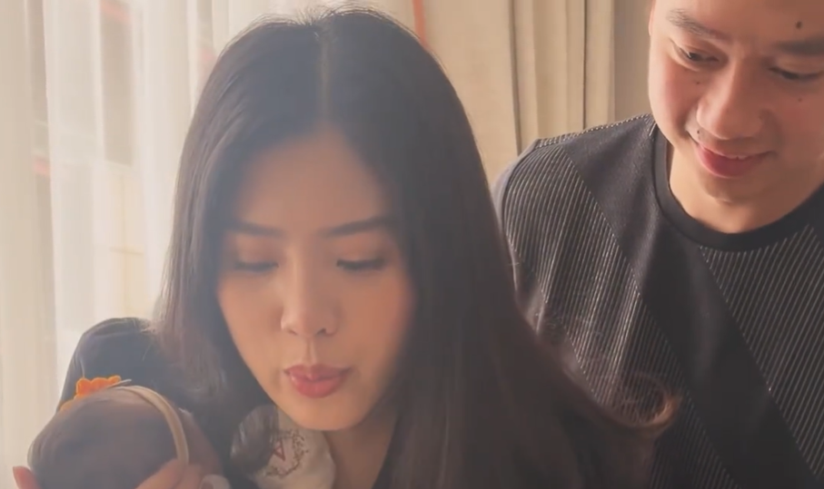 Kevin Sanjaya dan Valencia Tanoesoedibjo bersama putrinya, Avery Victoria Sukamuljo. (Sumber: @valenciatanoe - InfoSemarang.com)