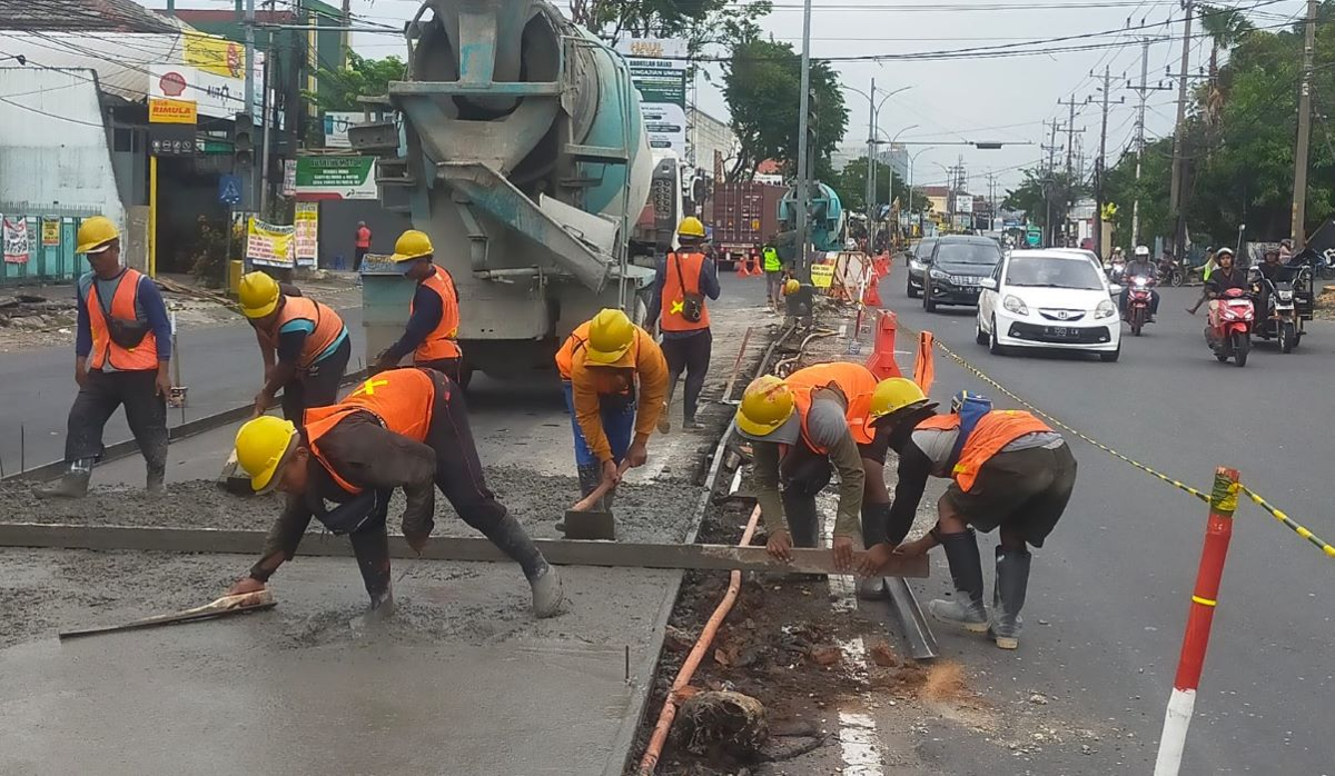 Perbaikan jalan Brigjen Sudiarto (Jl. Majalahit) Semarang. (Sumber:  | Foto: sakti)