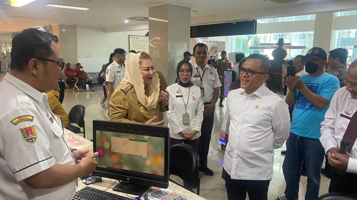 Wali Kota Semarang,Mbak Ita mendampingi MenpanRB Abdullah Azwar Anas sidak pelayanan di RSUD KRMT Wongsonegoro.
(Sumber: | Foto: dok)