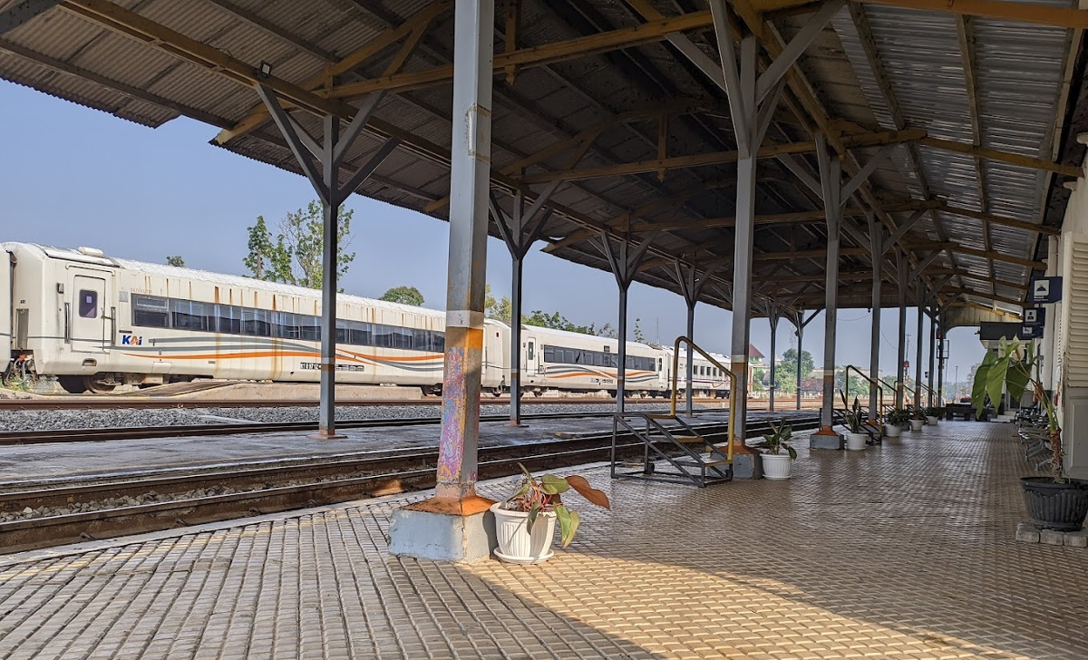 Stasiun Gubug, Grobogan, terendam banjir pada Selasa 6 Februari 2024. (Sumber: Risang Setiyoko - InfoSemarang.com)