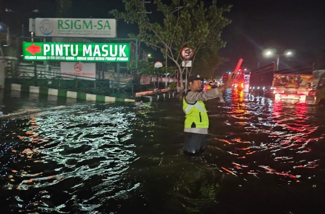 Percepatan penanganan banjir di Jalan Raya Kaligawe terus dilakukan. 
 (Sumber:  | Foto: Sakti Setiawan)