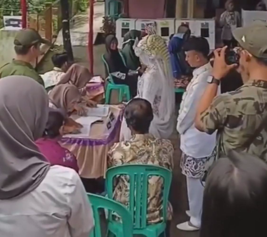 pasangan baru menikah di Pekalongan ikut ke TPS dalam balutan busana pengantin (Sumber: instagram @pekalonganinfo | Foto: Infosemarang.com )