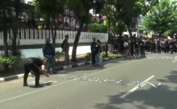 Aksi massa di KPU Jateng tuntut Pemilu 2024 diulang. (Sumber: @lingkarjateng.id)