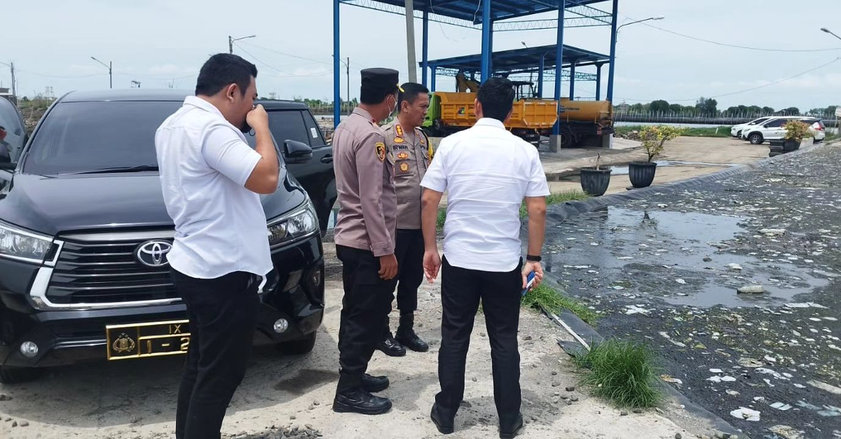 Evakuasi mayat pria berbaju Bawaslu di kolam tinja IPLT Disperkim Kota Semarang, Senin 22 Januari 2024. (Polrestabes Semarang - InfoSemarang.com)