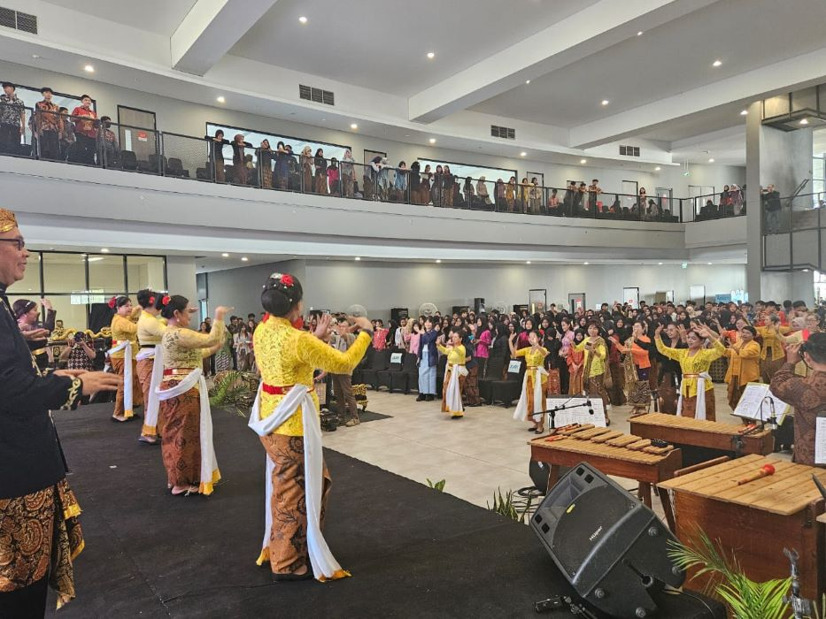 Mahasiswa Binus University Semarang melakukan gerakan flashmob dengan berkebaya. (Sumber:  | Foto: sakti)