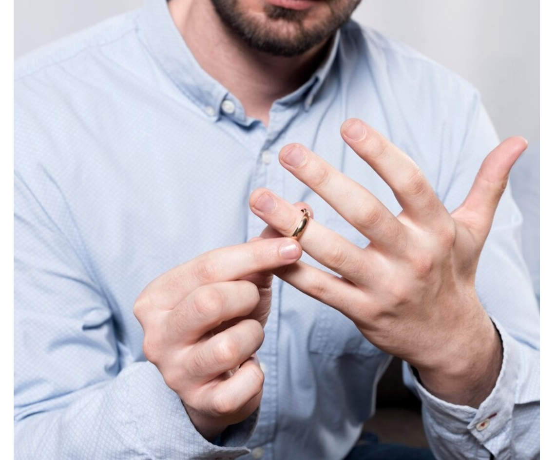 pria di Sayung minta bantuan ke Damkar Kota Semarang karena cincin nyangkut di area sensitif (Sumber: Freepik.com | Foto: Freepik.com)