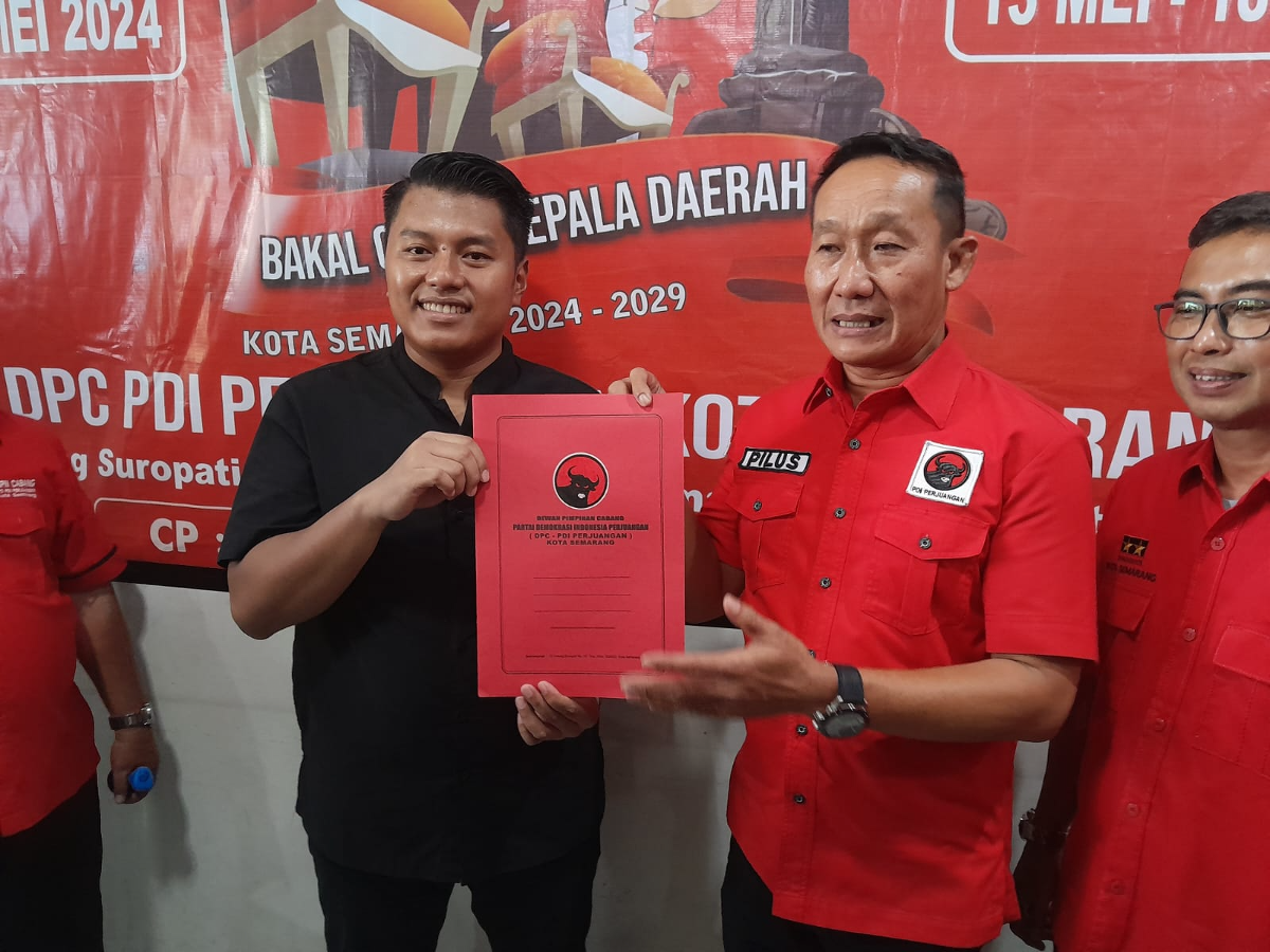 Ade Bhakti saat mengambil formulir pendaftaran Pilkada Semarang 2024 di DPC PDIP Kota Semarang.  (Sumber:  | Foto: Sakti Setiawan.)