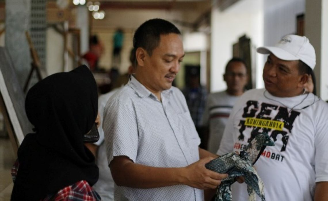 Yoyok Sukawi mencoba dagangan para pedagang saat berkunjung ke Pasar Johar. (Sumber:  | Foto: Dok)