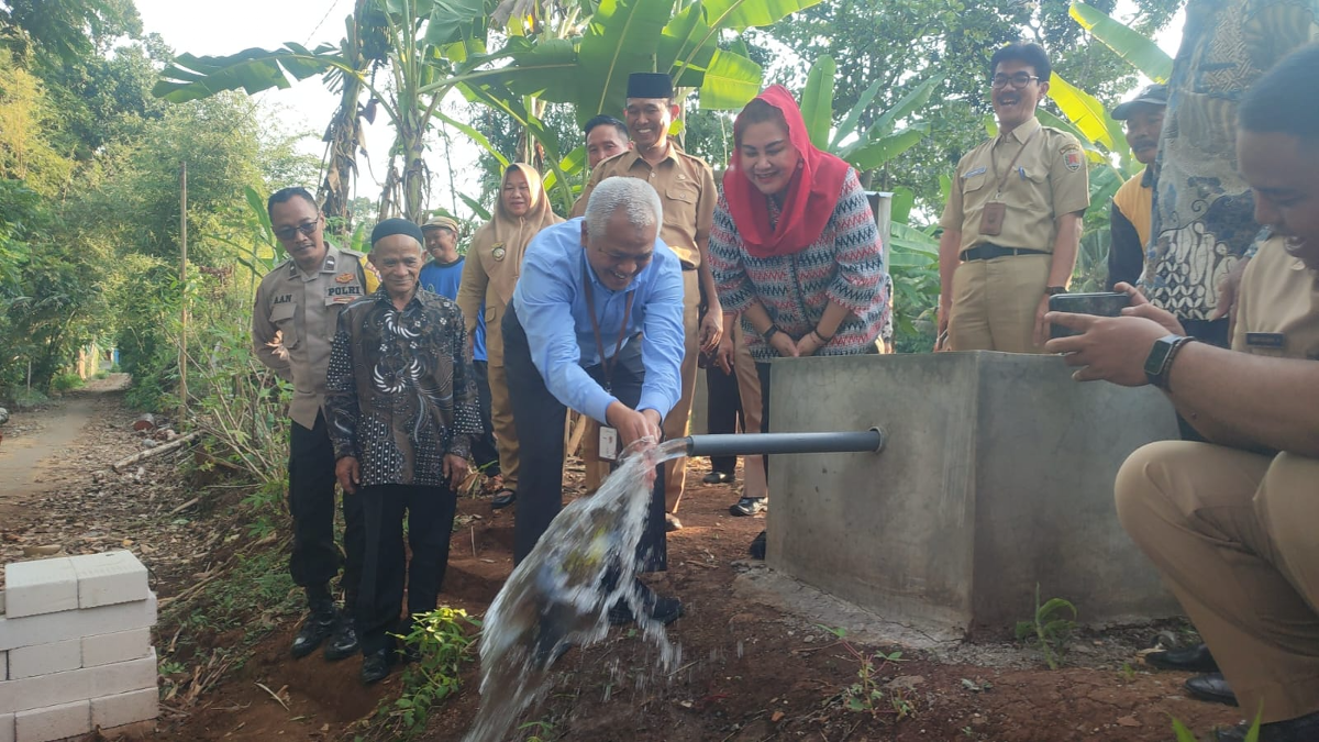 Pembuatan sumur artetis untuk pengairan di Kecamatan Gunungpati. 
 (Sumber:  | Foto: Sakti)