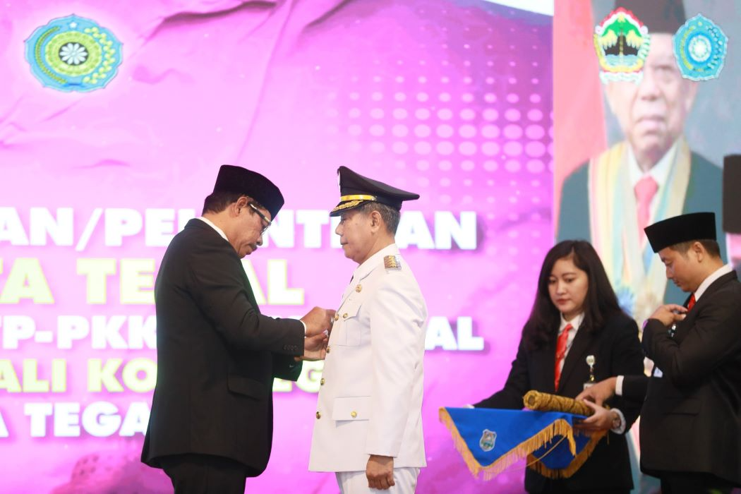 Penjabat (Pj) Gubernur Jawa Tengah, Nana Sudjana melantik Pj Walikota Tegal Dadang Somantri. (Sumber:  | Foto: dok Humas Jateng.)