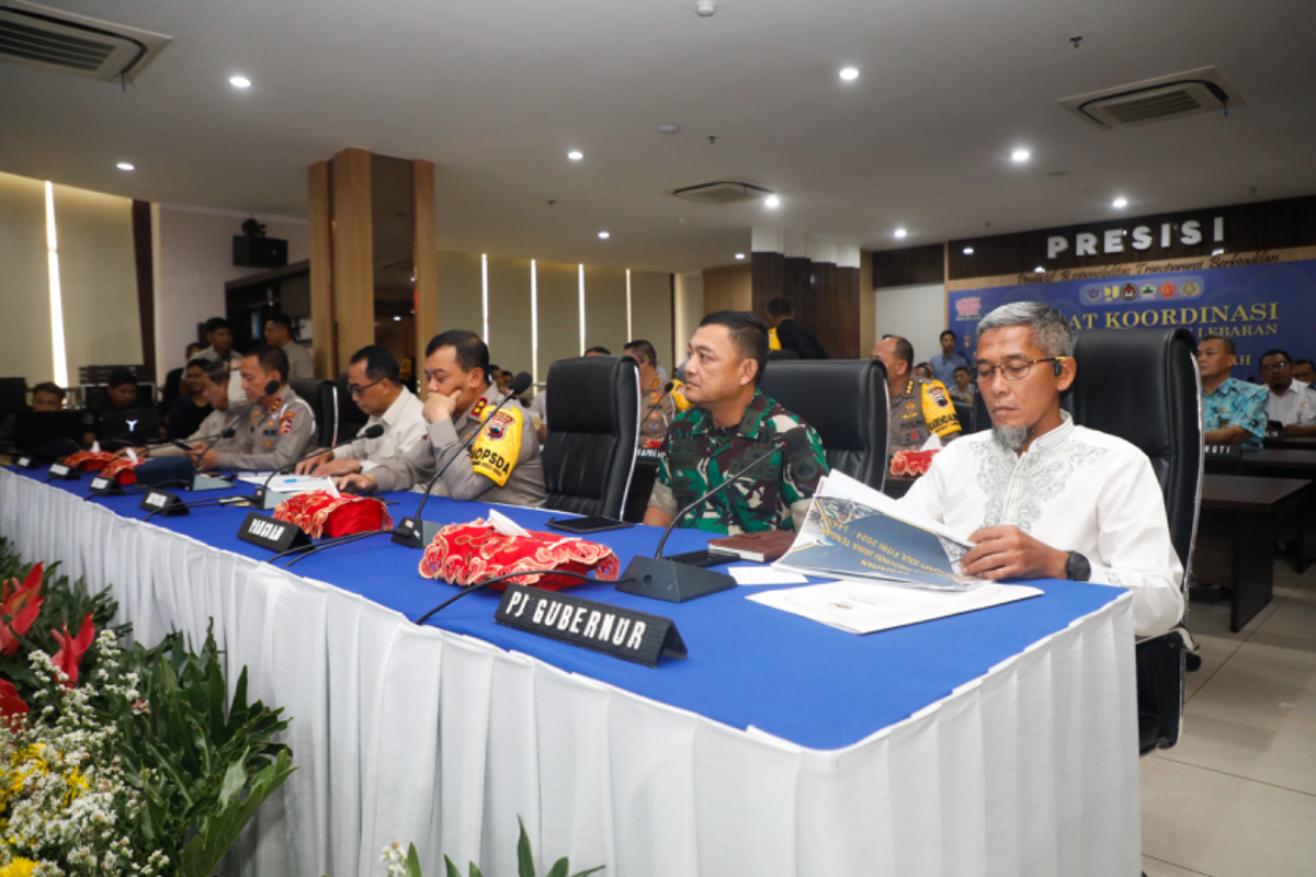 Sekda Jateng Sumarno saat rapat koordinasi persiapan angkutan Lebaran 2024, Minggu, 31 Maret 2024.
 (Sumber:  | Foto: Sakti Setiawan)
