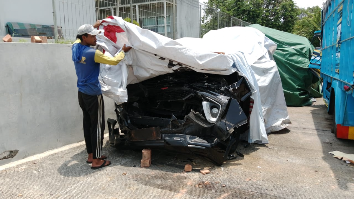 Mobil Fortuner yang ditumpangi Kapolres Boyolali ringsek parah usai kecelakaan di Tol Batang-Semarang.
 (Sumber:  | Foto: Dok)