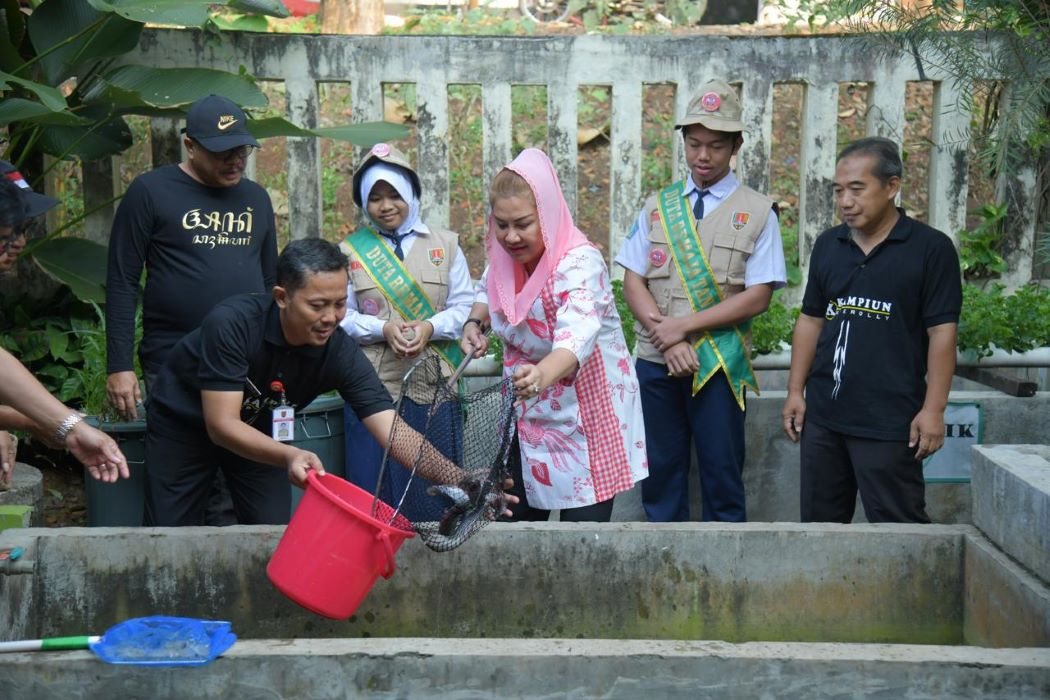 Wali Kota Semarang, Hevearita Gunaryanti Rahayu saat memimpin panen hasil budi daya lele di SMP 22 . (Sumber:  | Foto: sakti)