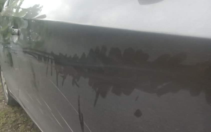 Mobil baret ulah bocah pengemis tak diberi uang di simpang ADA Setiabudi Semarang. (Sumber: Om Guritno - InfoSemarang.com)