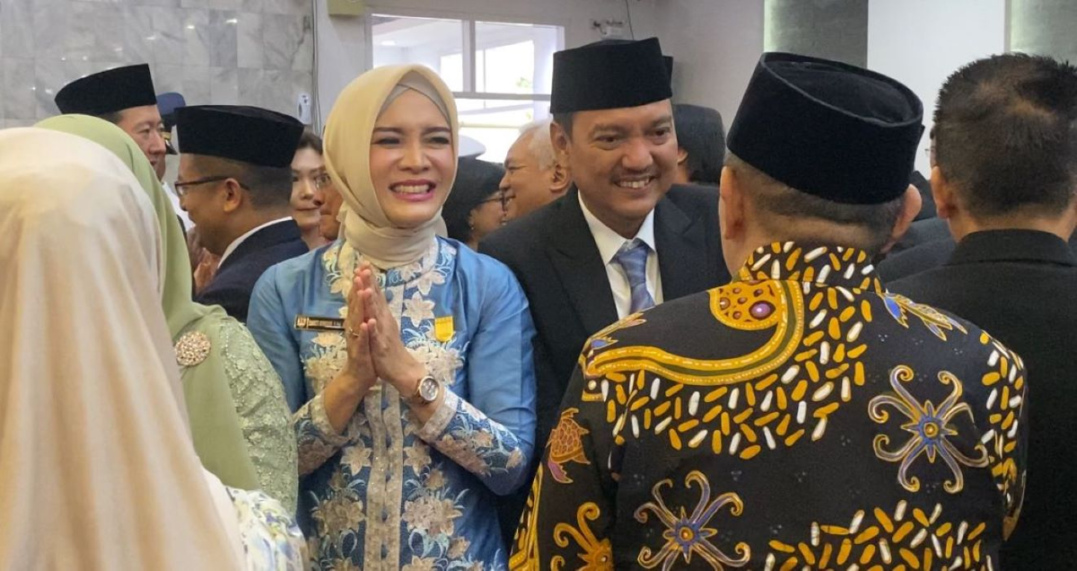 Yoyok mendampingi istrinya Swasti Aswagati yang juga dilantik menjadi Anggota DPRD Kota Semarang.
(Sumber: | Foto: dok)