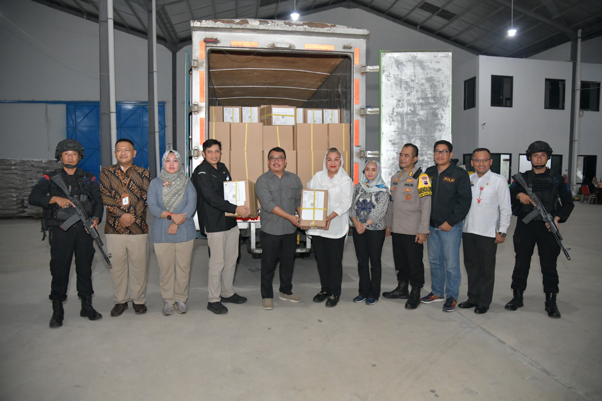 Wali kota Semarang, Hevearita Gunaryanti Rahayu bersama jajaran saat menerima surat suara.
(Sumber: | Foto: Sakti)