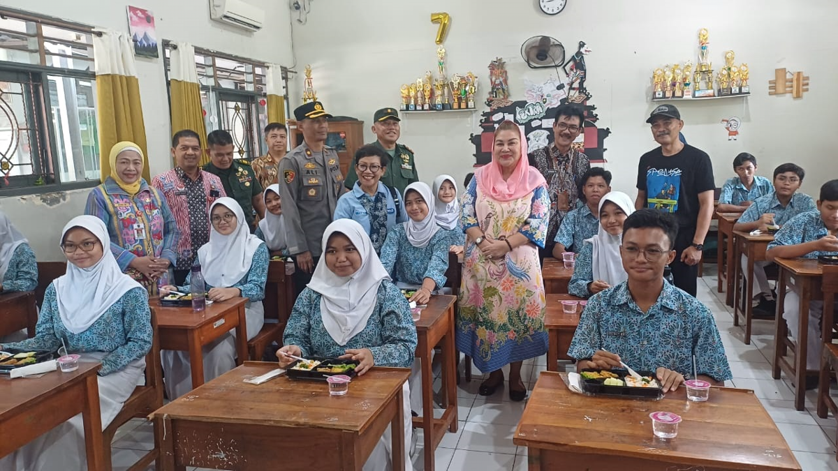 Mbak Ita mengunjungi simusasi Makan Bergizi Gratis di SMP 21, Banyumanik.
(Sumber: | Foto: Dok)