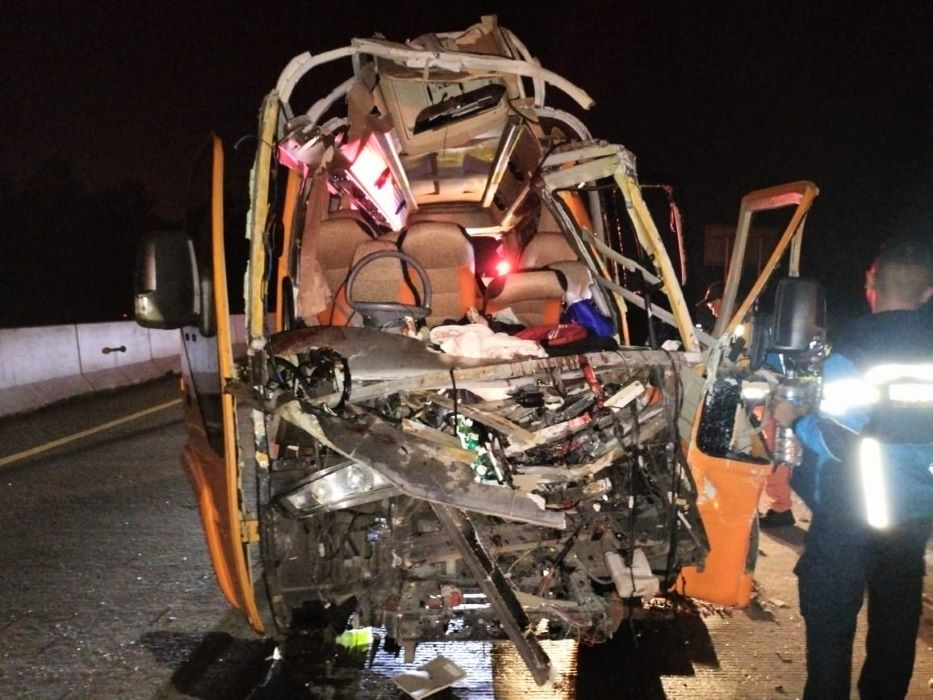 Mobil yang mengalami kecelakaan di Jalan Tol jalur B Semarang - Batang hari ini, Senin 29 April 2024 pukul 02.15 WIB.  (Sumber:  | Foto: dok)