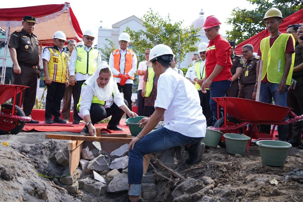 Peletakan batu pertama pembangunan kantor cabang baru Kejari Kota Semarang. (Sumber:  | Foto: sakti)