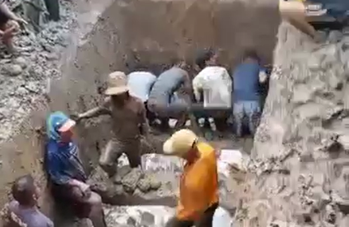 Pemakaman sekeluarga korban pembunuhan Junaedi di Babulu, Penajam Paser Utara, Kaltim. (Sumber: Indri Yanii - InfoSemarang.com)