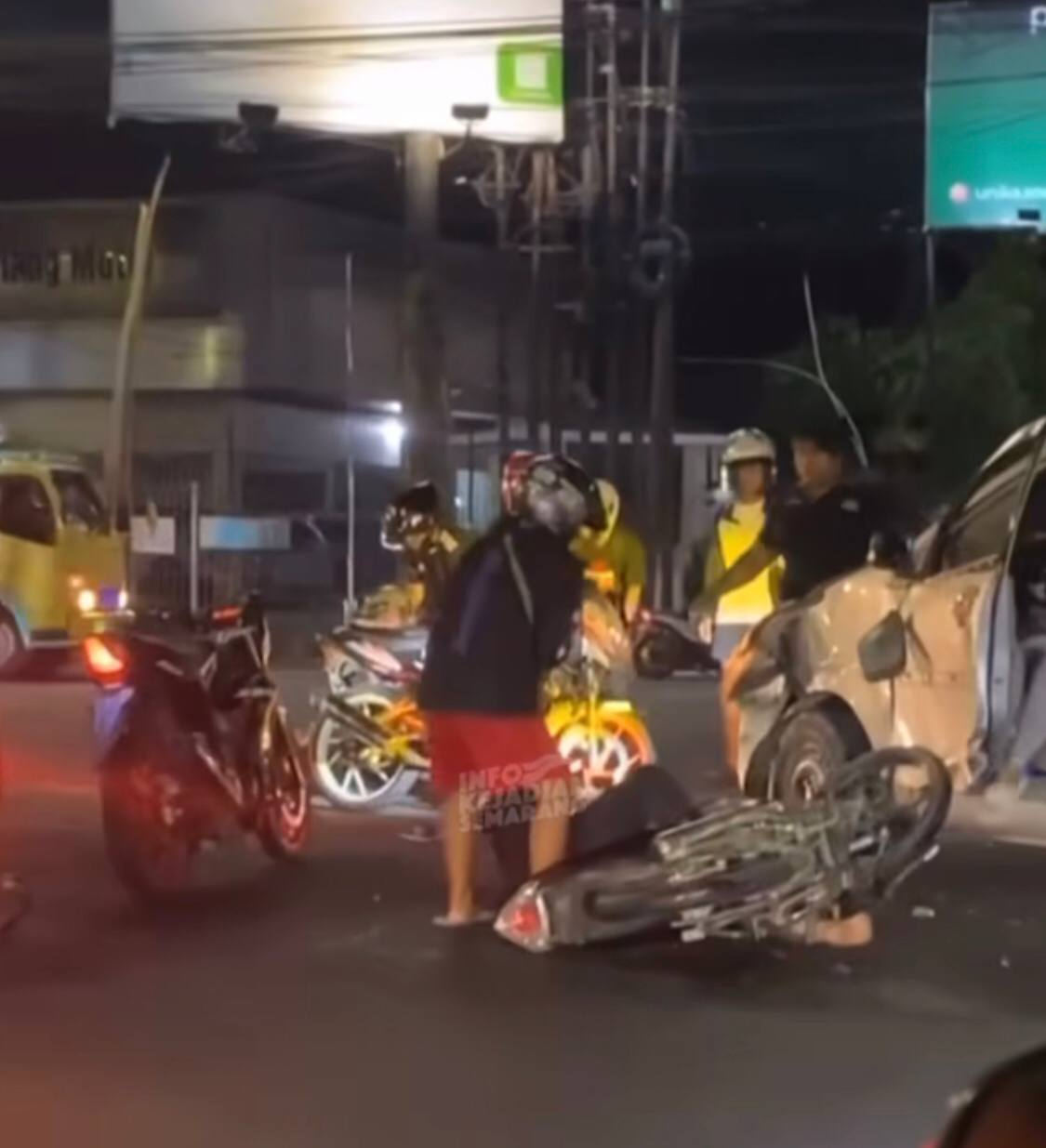 ongkekakn di Jalan Dr Cipto  (Sumber: instagram @infokejadian_semarang | Foto: Infosemarang.com )