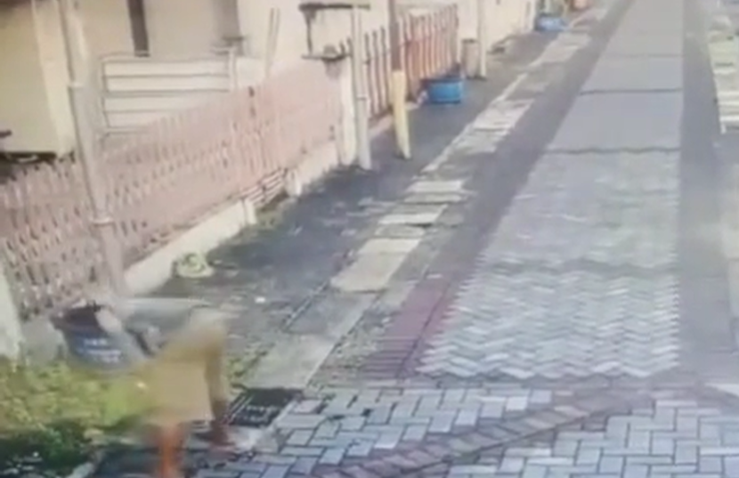 Pemulung nekat curi gril tutup got, sepatu dan palu kuli bangunan di Pengapon, Kemijen, Semarang Timur. (@infokriminalsemarang - InfoSemarang.com)