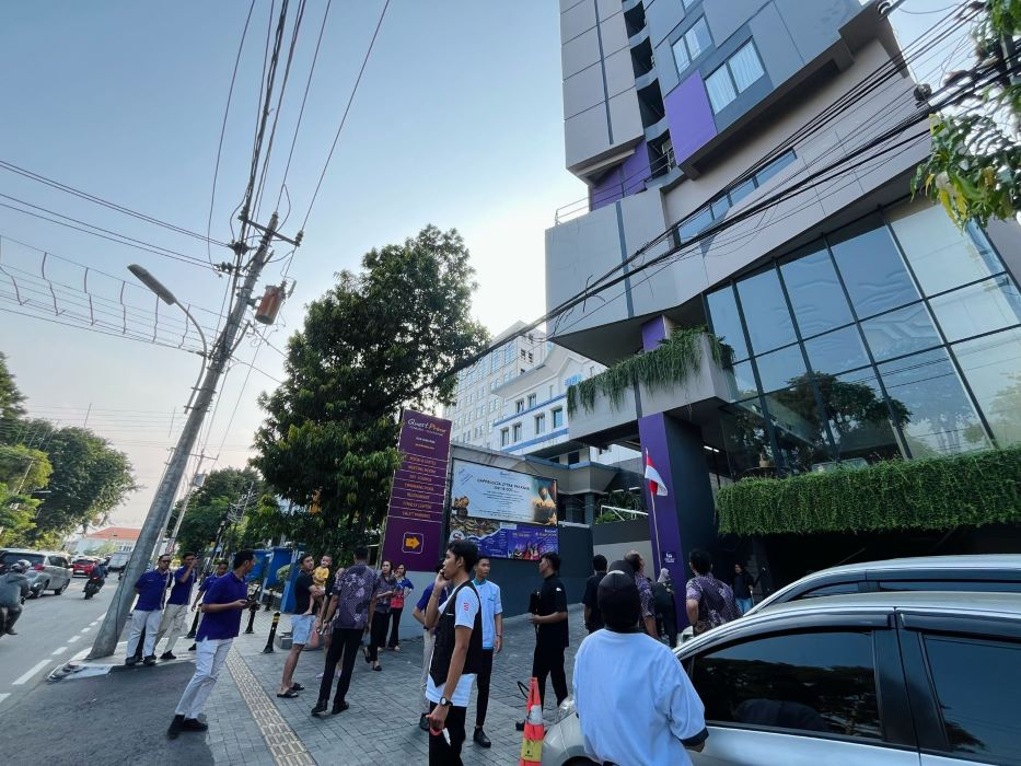 Para tamu dan karyawan salah satu gedung di Semarang berhamburan keluar gedung, pada Jumat 22 Maret 2024. (Sumber:  | Foto: istimewa)