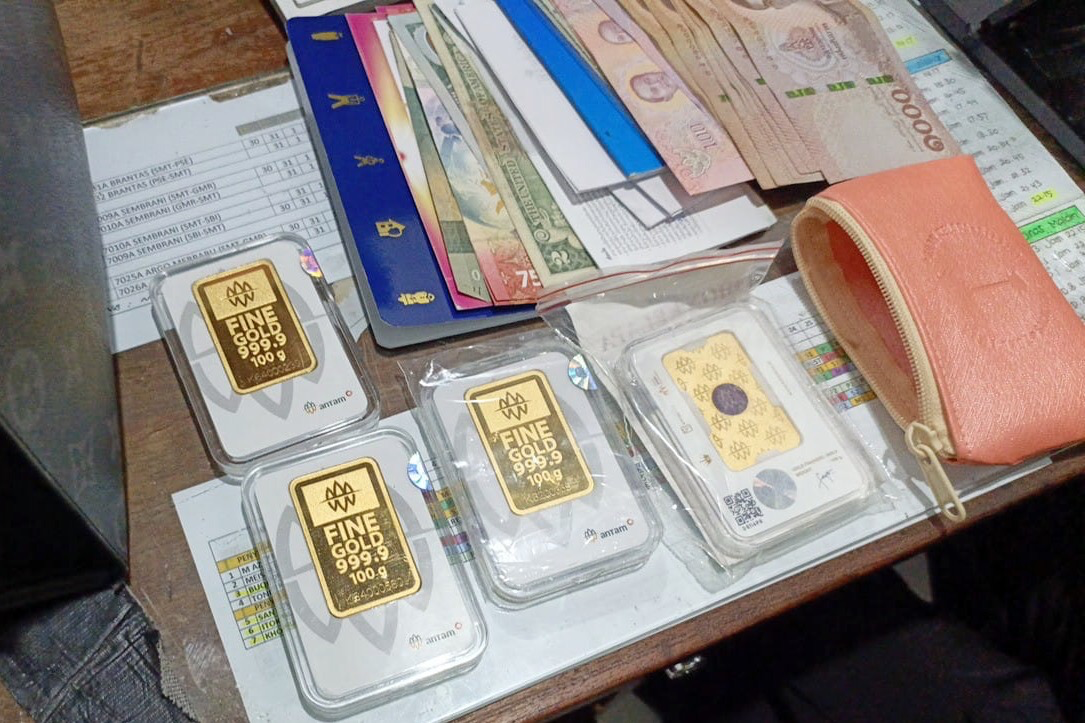 Emas dan mata uang asing ditemukan petugas Stasiun Semarang Tawang Bank Jateng.
 (Sumber:  | Foto: dok Humas PT KAI Daop IV Semarang)