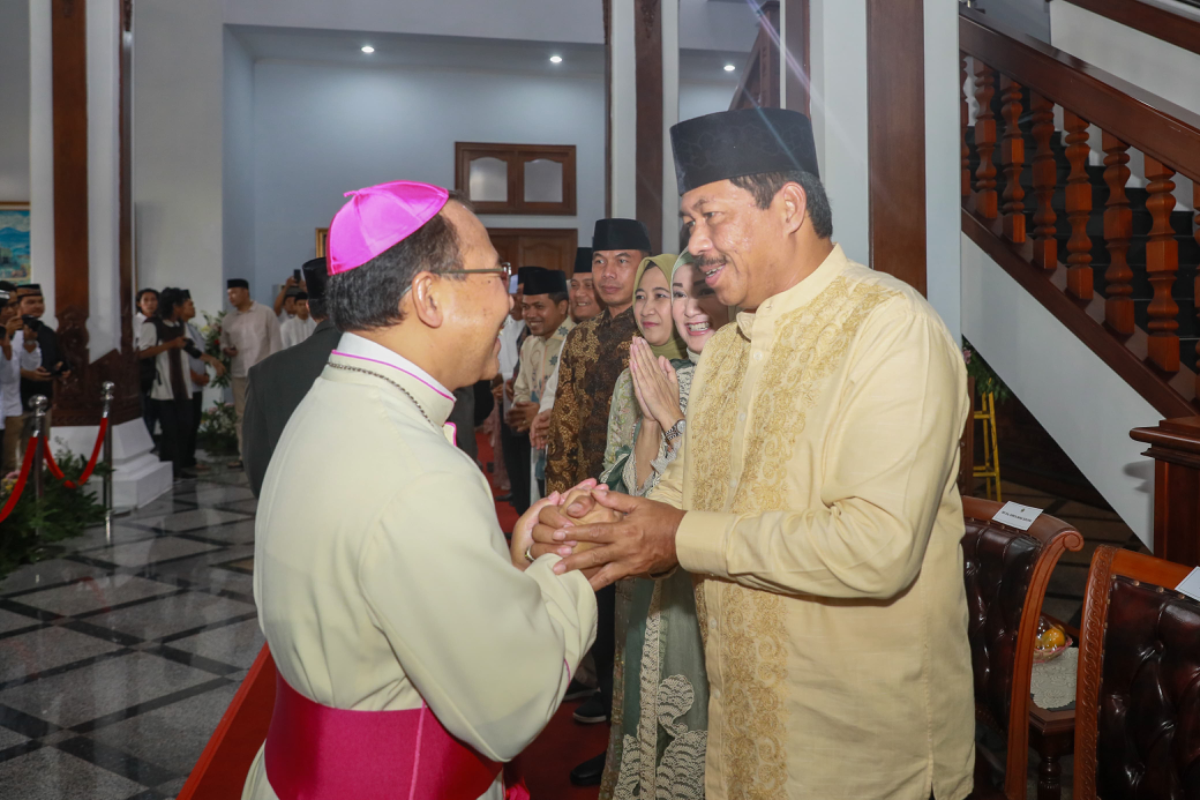  Penjabat (Pj) Gubernur Jawa Tengah, Nana Sudjana saat menerima Uskup Agung Semarang Romo Robertus Rubiyatmoko. (Sumber:  | Foto: Sakti)