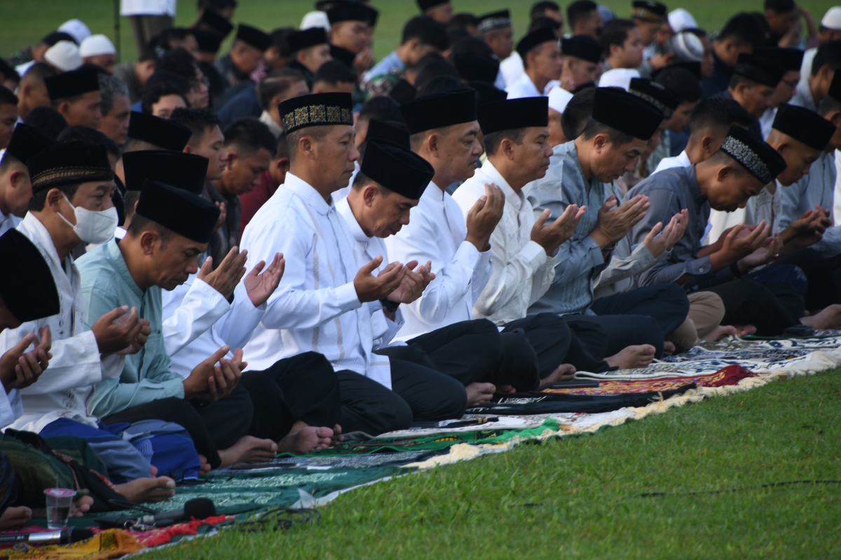 Shalat Ied berjamaah bersama Keluarga Besar Kodam IV/Diponegoro. (Sumber:  | Foto: dok Pendam IV Diponegoro.)