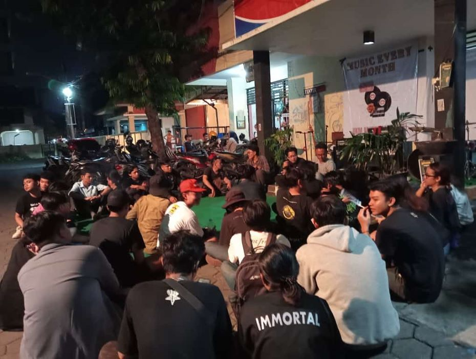 Suasana perilisan “zine” music “Check Your People” di Semarang. (Sumber: | Foto: sakti)