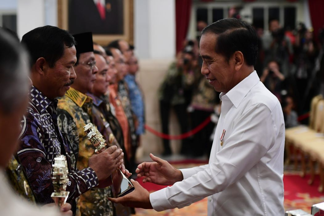 Pj Gubernur Jateng, Nana Sudajana saat menerima penghargaan dari Presiden Joko Widodo. (Sumber: | Foto: dok Humas Jateng.)
