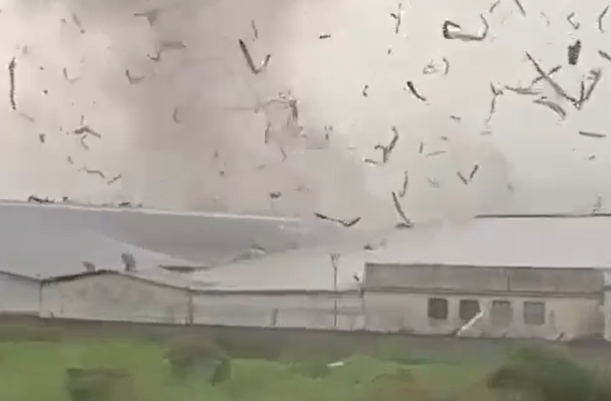 BRIN sebut angin kencang di Rancaekek jadi tornado pertama di Indonesia. (Sumber: X - InfoSemarang.com)