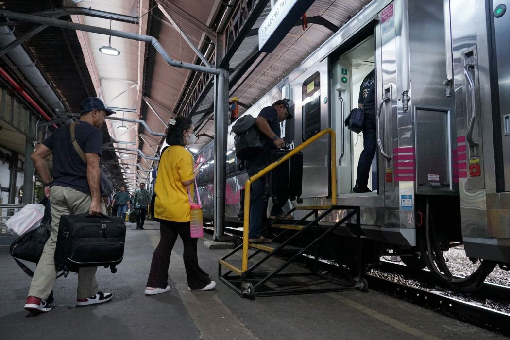 Penumpang kereta di Semarang Tawang. (Sumber:  | Foto: Sakti Setiawan.)