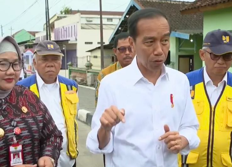 Jokowi saat kunjungi proyek Jalan Solo-Purwodadi (Sumber: instagram | Foto: @undercover.id)