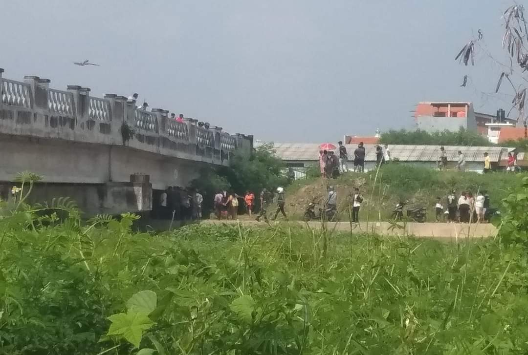 Seorang pria tewas gantung diri di jembatan Barito Pasar Waru, Gayamsari, Kota Semarang, Selasa 13 Februari 2024. (Sana Sini Sani - InfoSemarang.com)