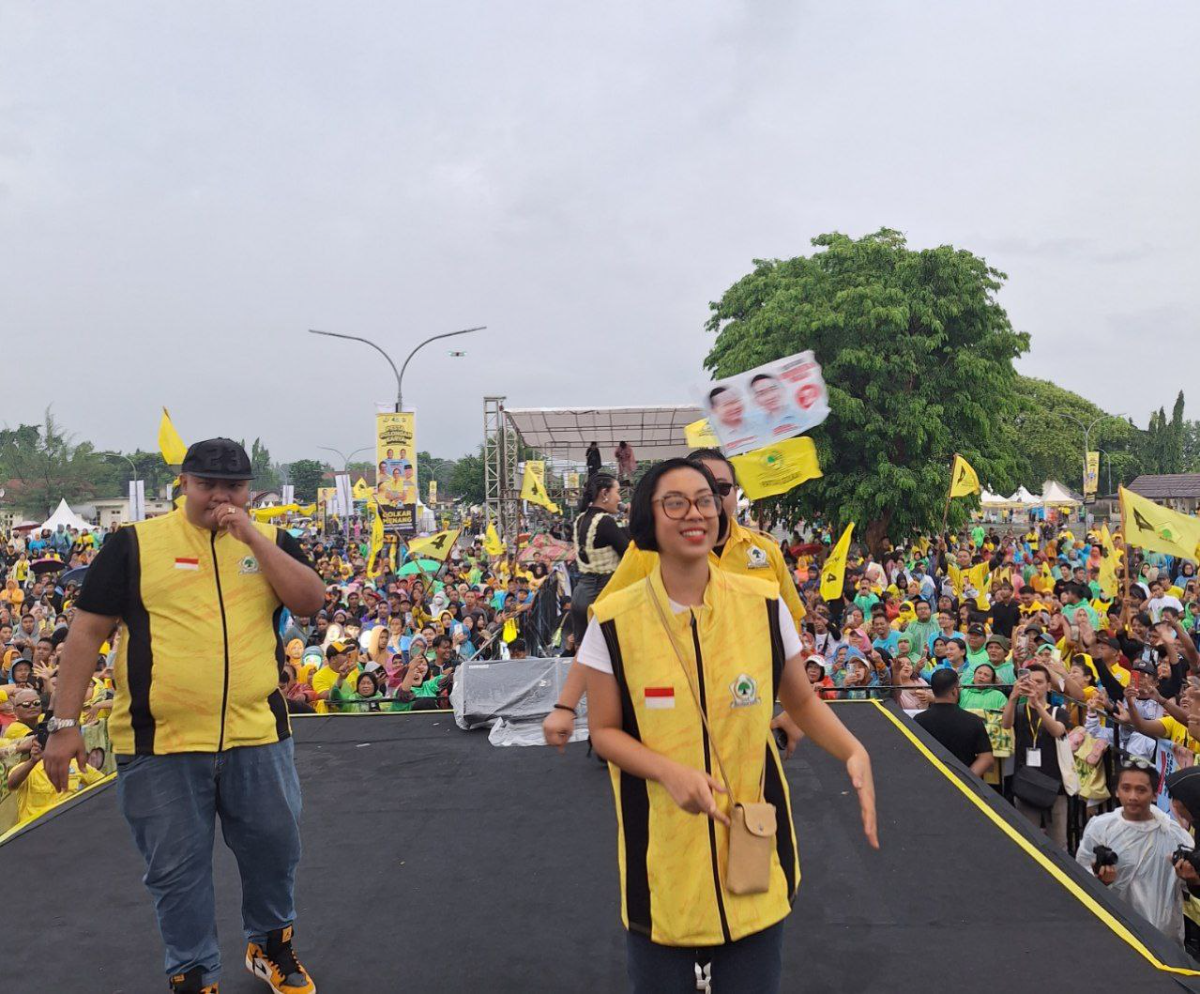 Sekar Tandjung bersama kader Partai Golkar (Sumber: INFOSEMARANG.COM  | Foto: Infosemarang.com )