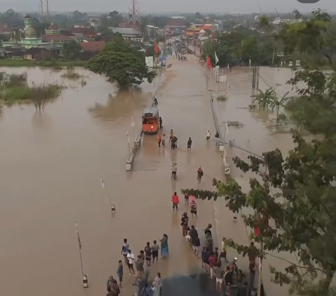 Kondisi Jalan Raya Purwodadi-Gubug direndam banjir luapan Sungai Tuntang (Sumber: instagram @txtdarijawa | Foto: Infosemarang.com )