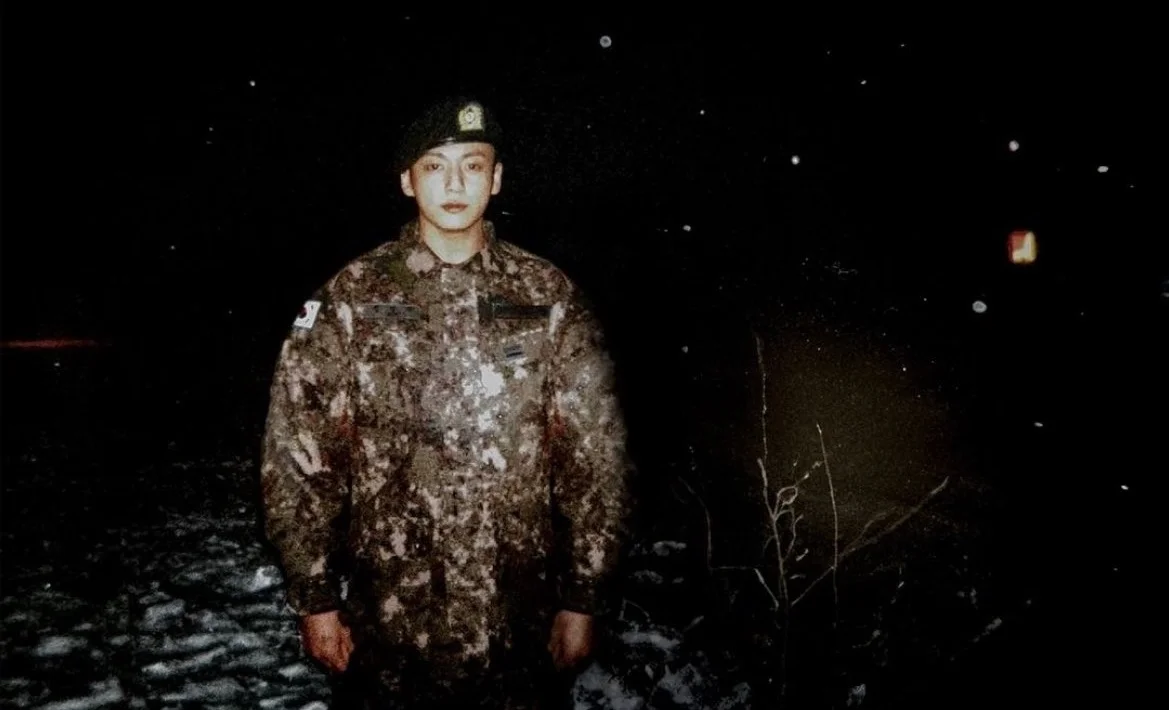 Potret Jeon Jungkook BTS berseragam militer setelah kelulusan pelatihan dasar. (Sumber: Jungkook's Hyung - InfoSemarang.com)