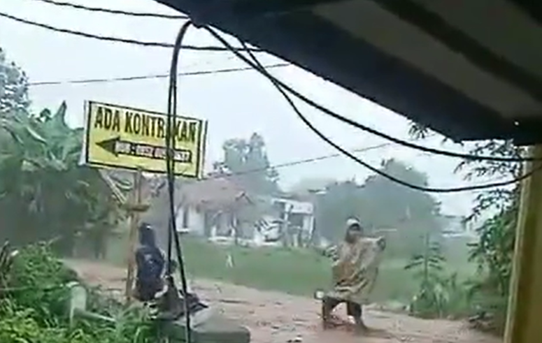 Banjir di Gringsing, Batang, diduga karena kali mulai dangkal dan ada penyumbatan. (Sumber: @batang.update - InfoSemarang.com)