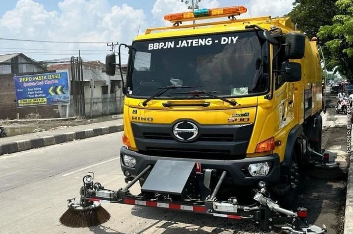 Pembersihan Jalan Pantura Karanganyar setelah Demak dilanda banjir sepekan terakhir. (Sumber: Kementerian PUPR)