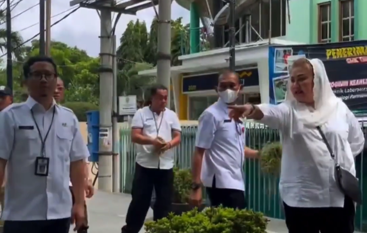 Wali Kota Semarang, Mbak Ita, tegur petugas dinas yang saling lempar tugas di Jalan DI Panjaitan. (Pemkot Semarang - InfoSemarang.com)