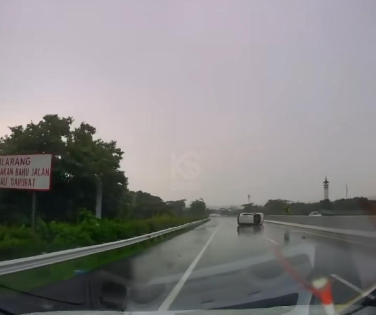 satu unit mobil Honda Jazz alami kecelakaan Tunggal di Jalan Tol Banyumanik (Sumber: instagram | Foto: @kejadiansmg)