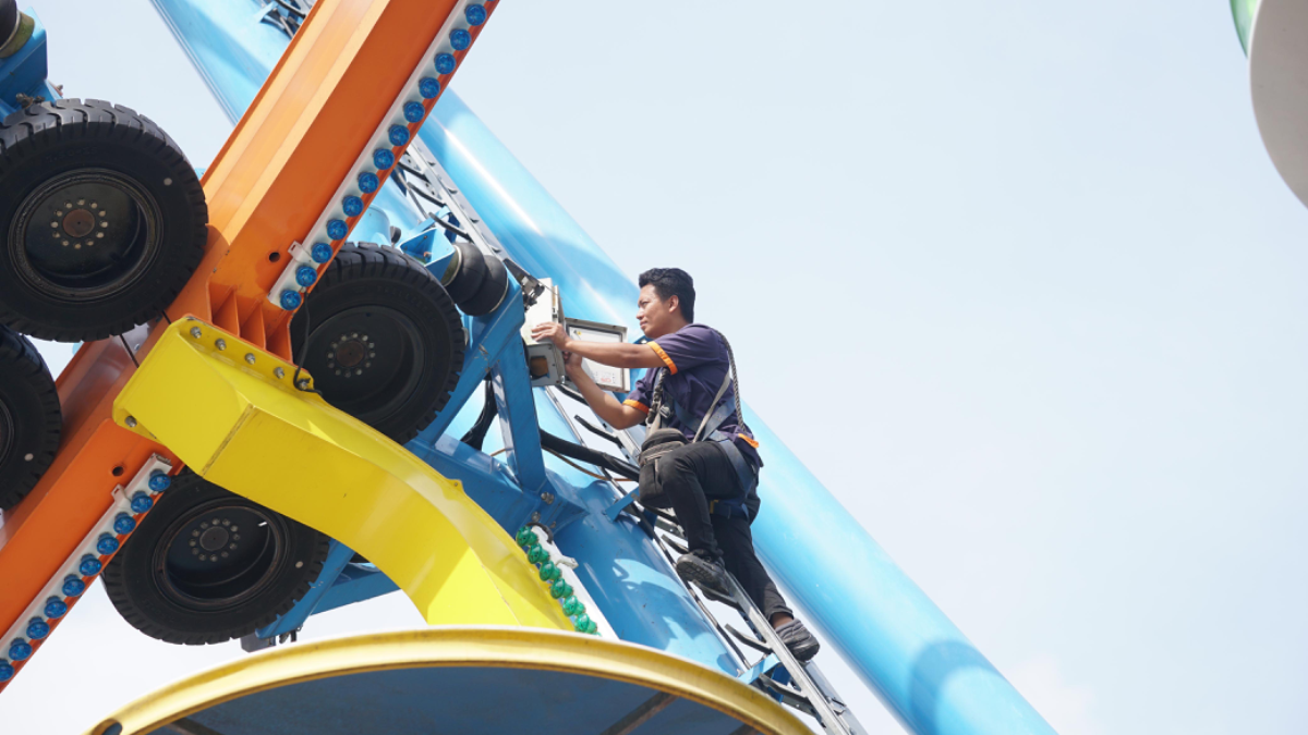 Saloka melakukan rutinitas pengecekan dan pembenahan wahana. (Sumber:  | Foto: Sakti)